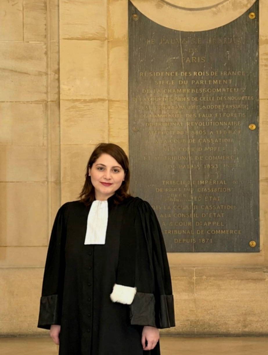 Essra Siam en robe, au Palais de justice de Paris