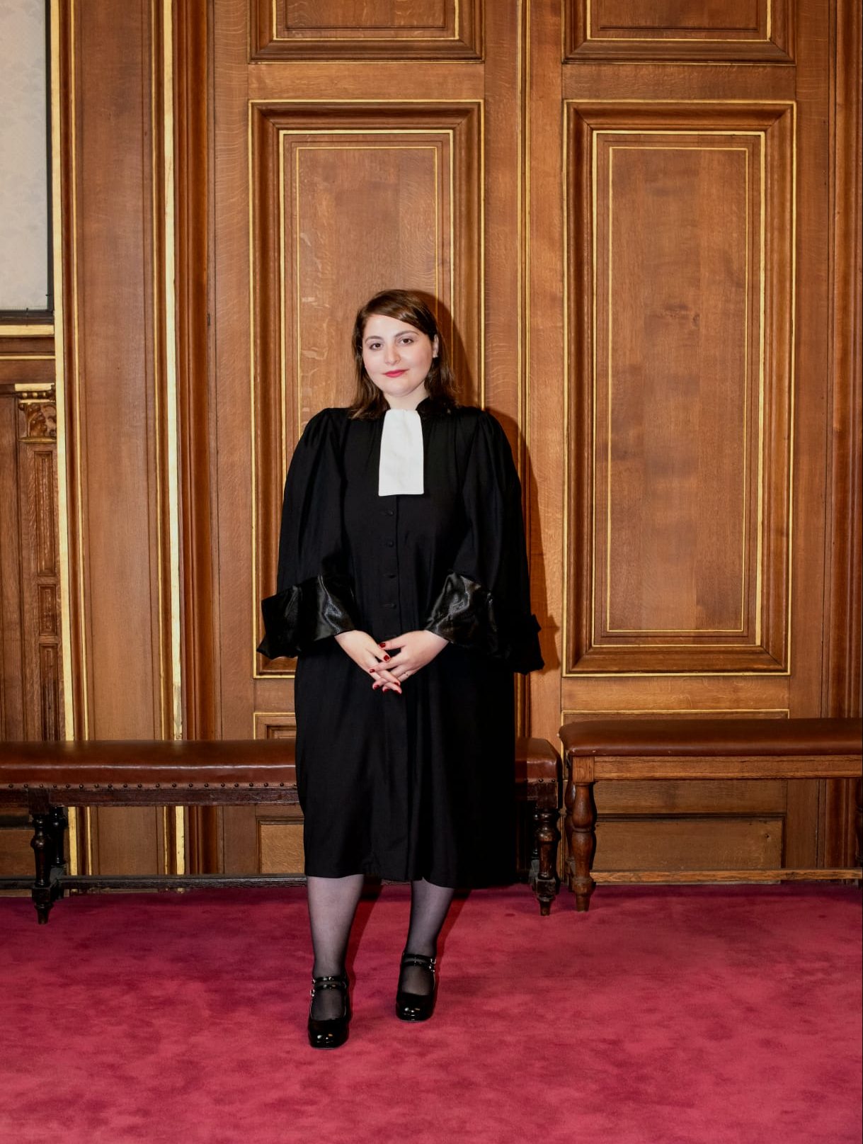 Maître Essra Siam en robe d'avocate